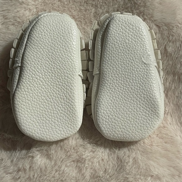 White Baby Moccasins with Bow - Picture 12 of 13